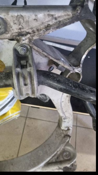 BMW M3 F80 M4 F82 aliuminis priekinis posemis (traversa) su stabilizatoriumi